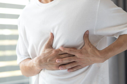 Mann hält sich die Brust: Arteriosklerose kann zu Herzerkrankungen führen