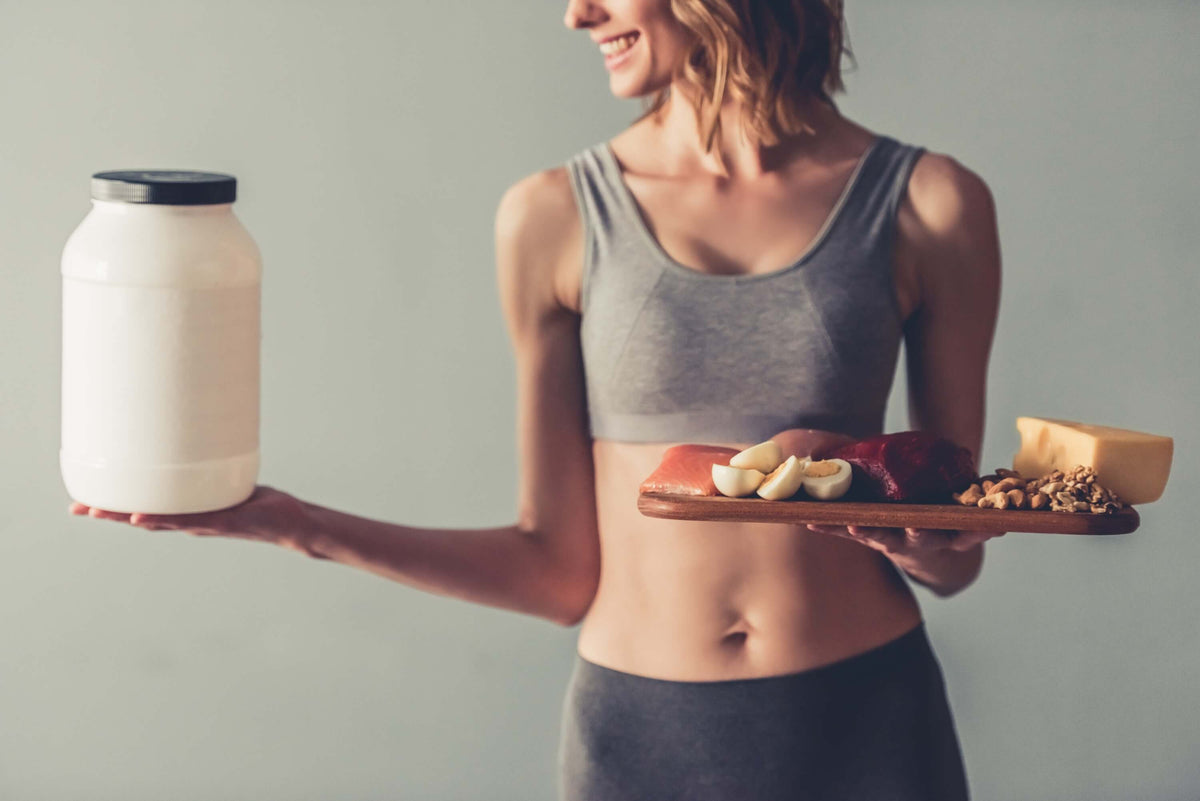 Frau mit Proteinpulver und proteinreichem Essen