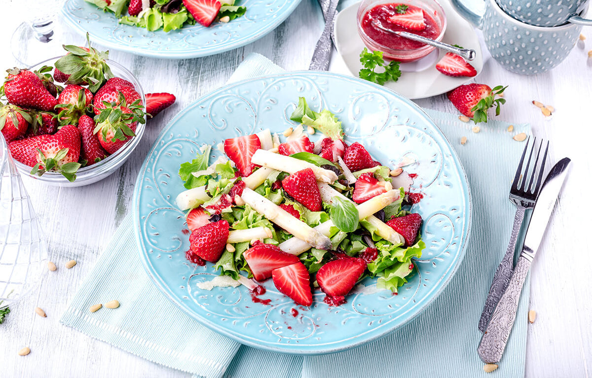Spargel mit Erdbeeren