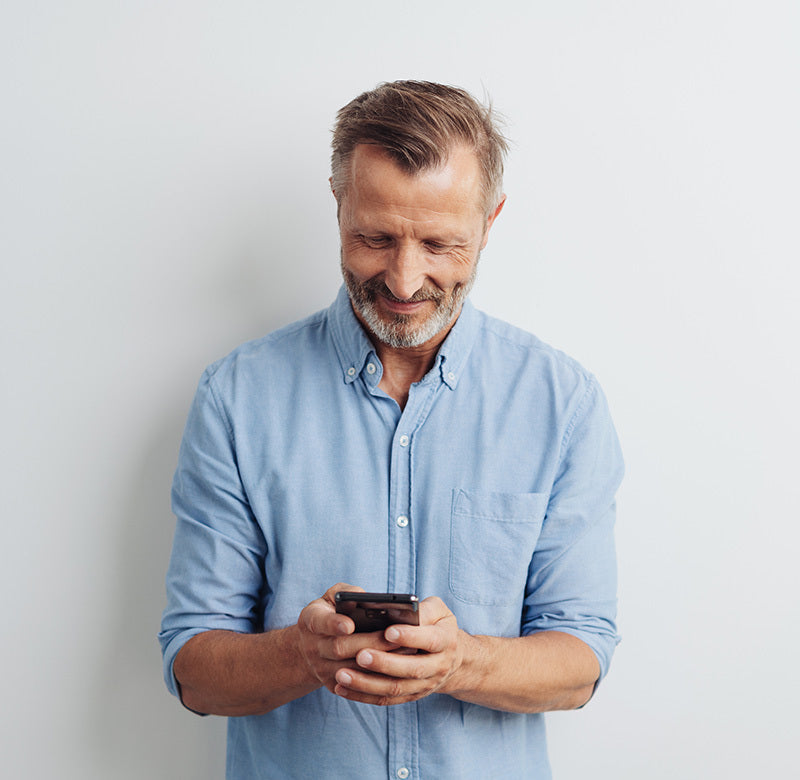 Homocystein-Spiegel: Mann prüft seine Testergebnisse am Smartphone