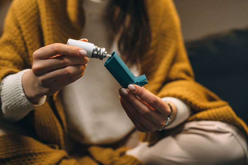 Frau setzt Asthma-Inhalator zusammen