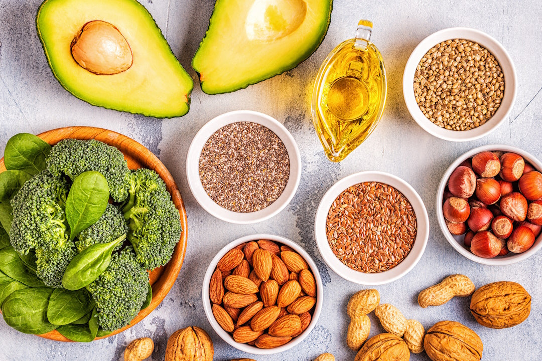 Angeordnete Lebensmittel, die viel DHA und EPA enthalten: Avocado, Chia- und Leinsamen, Nüsse