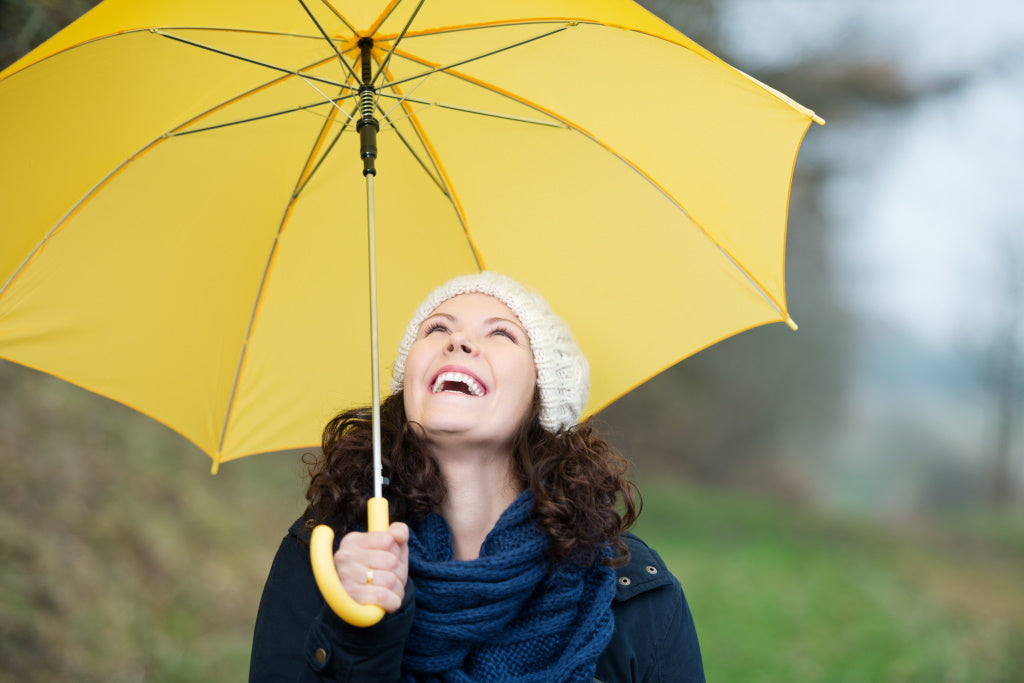 Frau mit gelbem Regenschirm - Immunsystem stärken