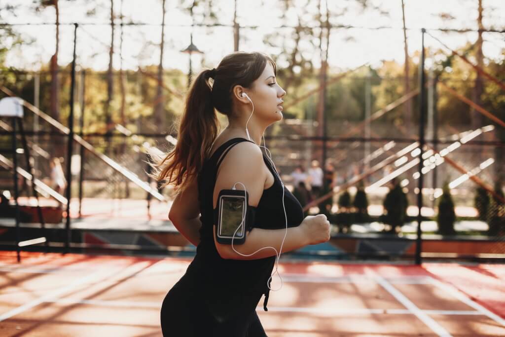 Frau geht joggen: Abnehmen gegen PCOS