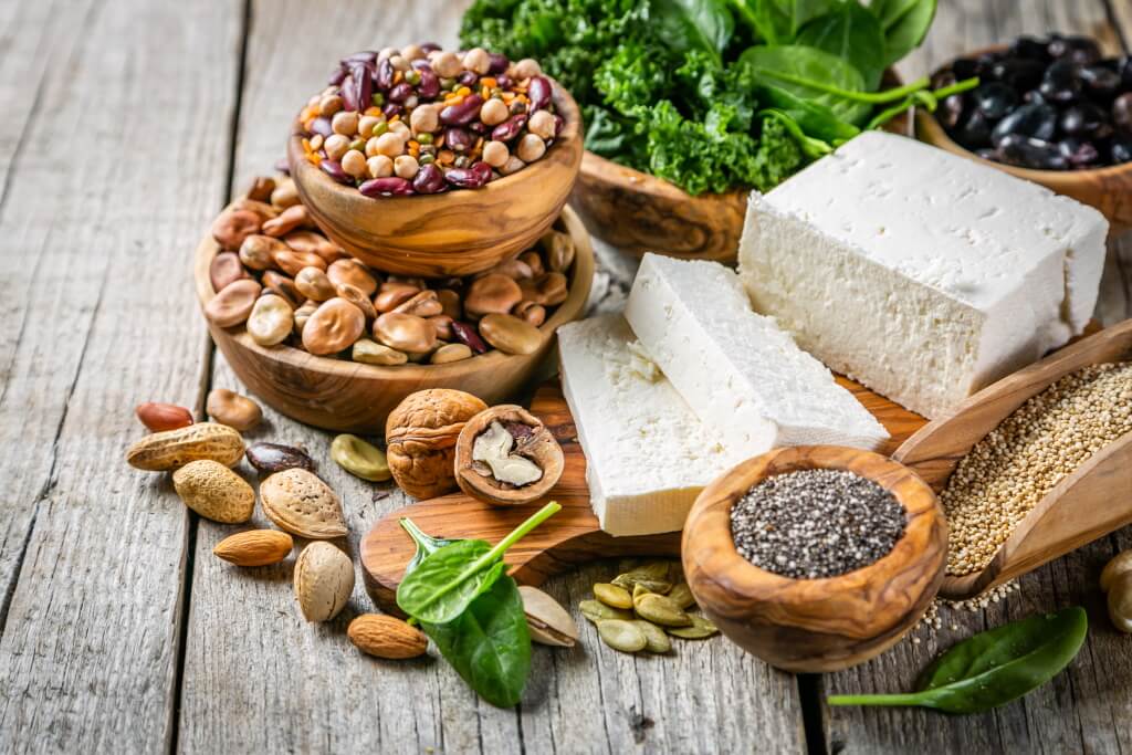 Vegane Proteinquellen: Tofu, Quinoa, Spinat, Brokkoli, Nüsse und Samen