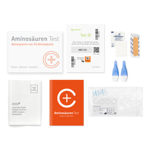 Inhalt des Aminosäuren Testkits von cerascreen: Verpackung, Anleitung, Lanzetten, Plfaster, Trockenblutkarte, Desinfektionstuch, Rücksendeumschlag