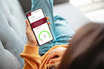 Frau schaut auf Smartphone, das die Ergebnisse des Schwermetall Tests zeigt