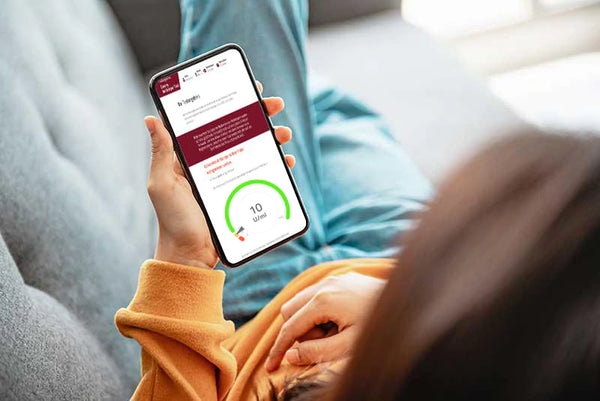 Frau schaut auf Smartphone, das die Ergebnisse des Schwermetall Tests zeigt